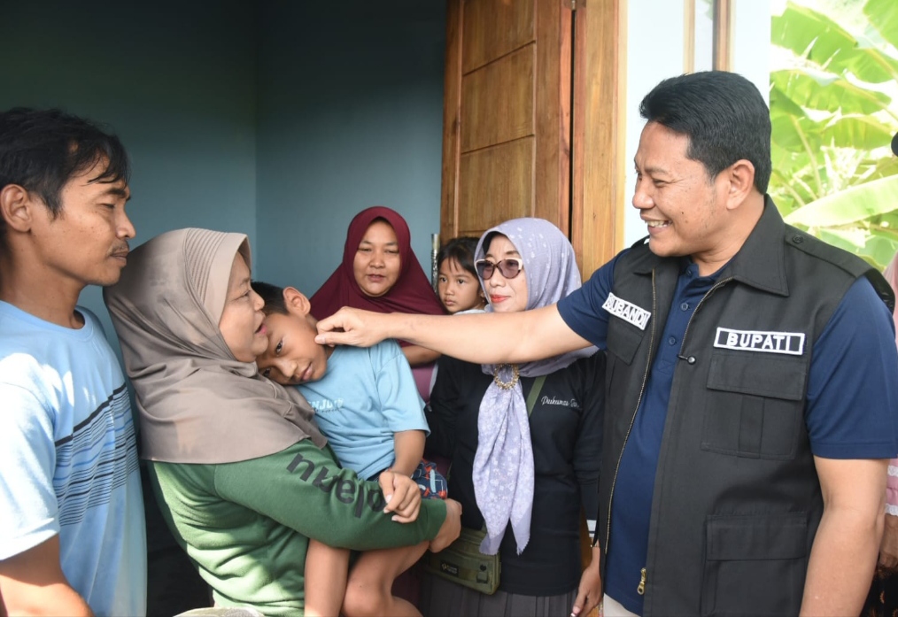 Bupati Subandi Berikan Kursi Roda untuk Dua Bocah Difabel